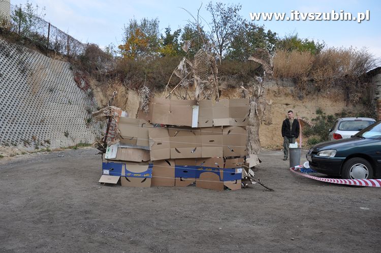 Płonąca fontanna 2 w Korytarzyku - happening Macieja i Tomka