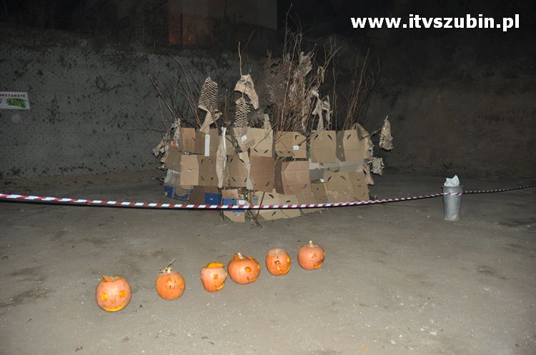 Płonąca fontanna 2 w Korytarzyku - happening Macieja i Tomka