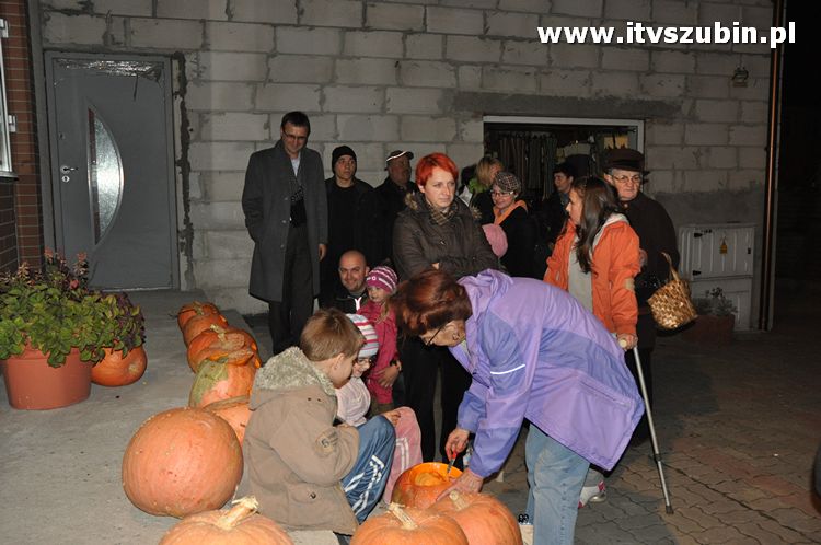 Płonąca fontanna 2 w Korytarzyku - happening Macieja i Tomka