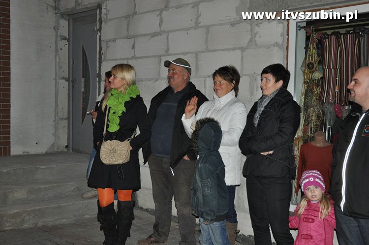 Płonąca fontanna 2 w Korytarzyku - happening Macieja i Tomka