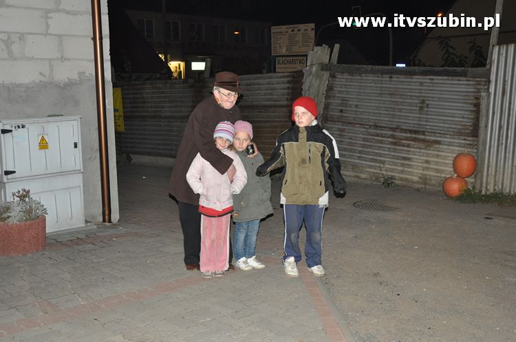 Płonąca fontanna 2 w Korytarzyku - happening Macieja i Tomka