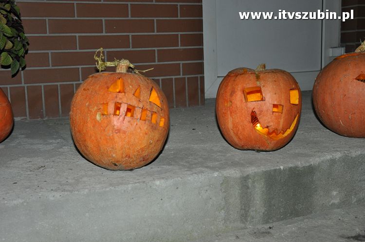 Płonąca fontanna 2 w Korytarzyku - happening Macieja i Tomka