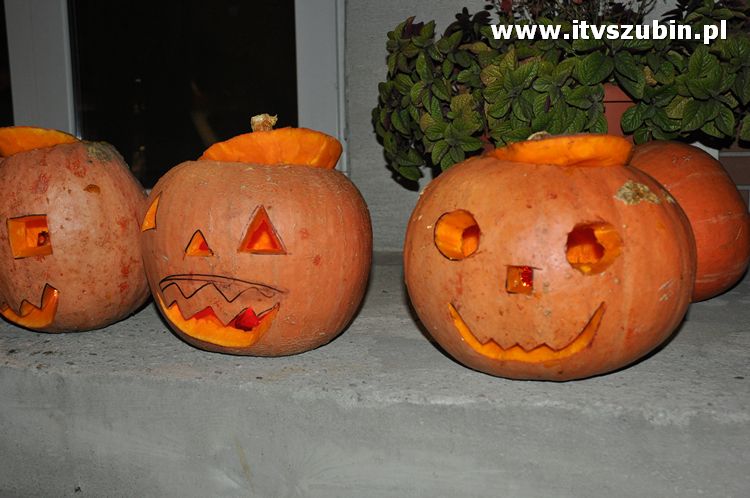 Płonąca fontanna 2 w Korytarzyku - happening Macieja i Tomka