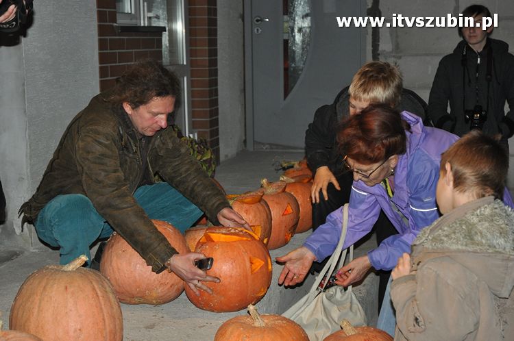 Płonąca fontanna 2 w Korytarzyku - happening Macieja i Tomka