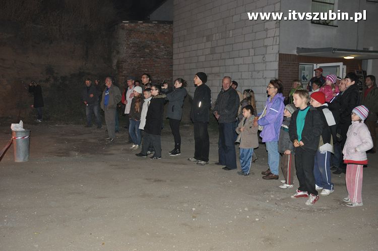 Płonąca fontanna 2 w Korytarzyku - happening Macieja i Tomka