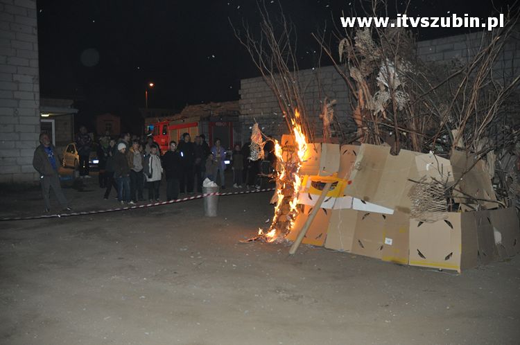 Płonąca fontanna 2 w Korytarzyku - happening Macieja i Tomka