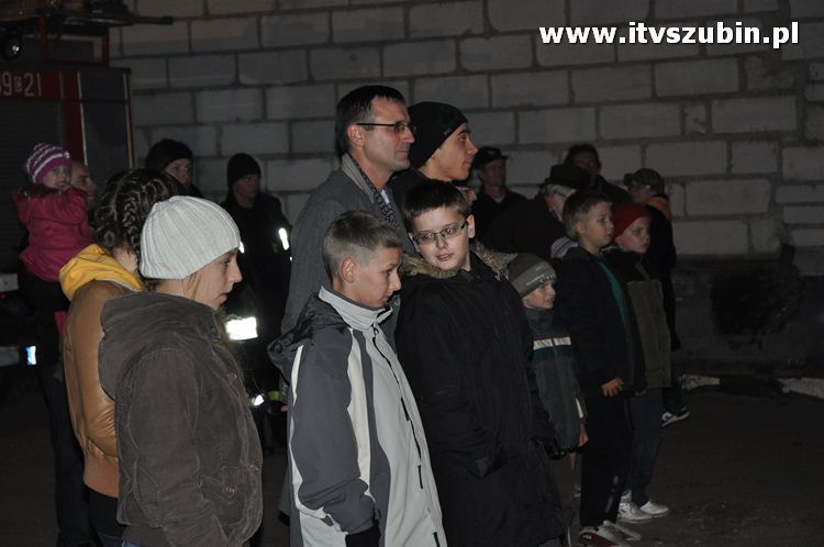 Płonąca fontanna 2 w Korytarzyku - happening Macieja i Tomka