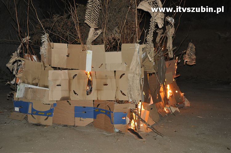 Płonąca fontanna 2 w Korytarzyku - happening Macieja i Tomka