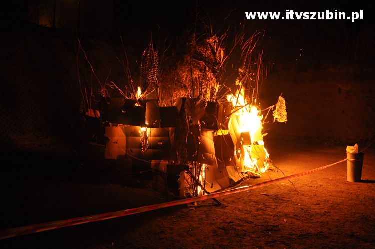 Płonąca fontanna 2 w Korytarzyku - happening Macieja i Tomka