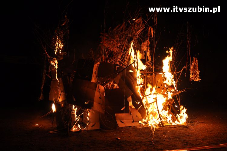 Płonąca fontanna 2 w Korytarzyku - happening Macieja i Tomka