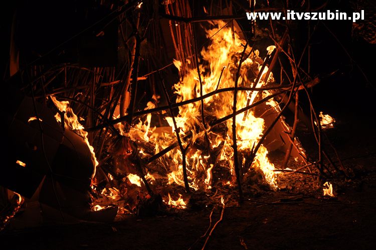 Płonąca fontanna 2 w Korytarzyku - happening Macieja i Tomka