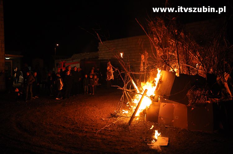 Płonąca fontanna 2 w Korytarzyku - happening Macieja i Tomka