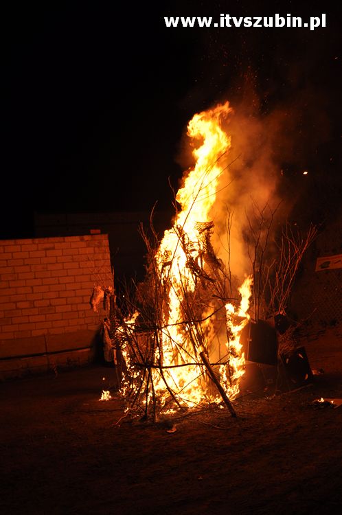 Płonąca fontanna 2 w Korytarzyku - happening Macieja i Tomka