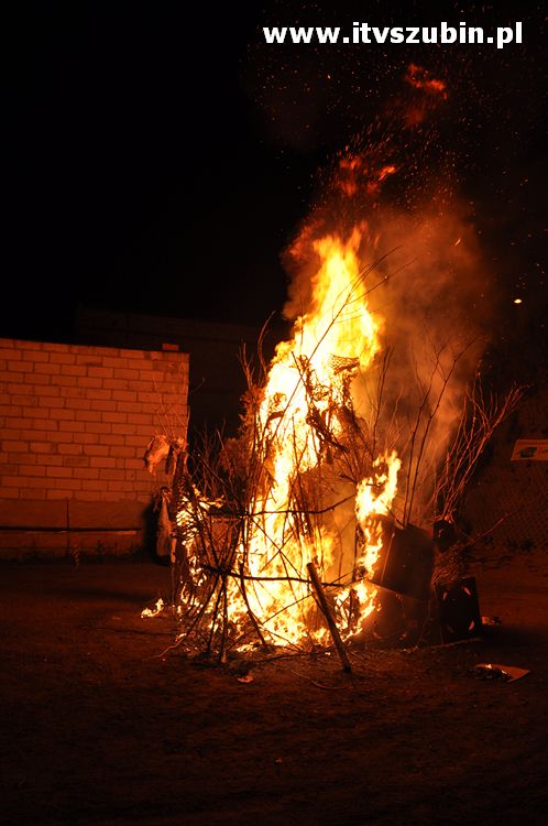 Płonąca fontanna 2 w Korytarzyku - happening Macieja i Tomka