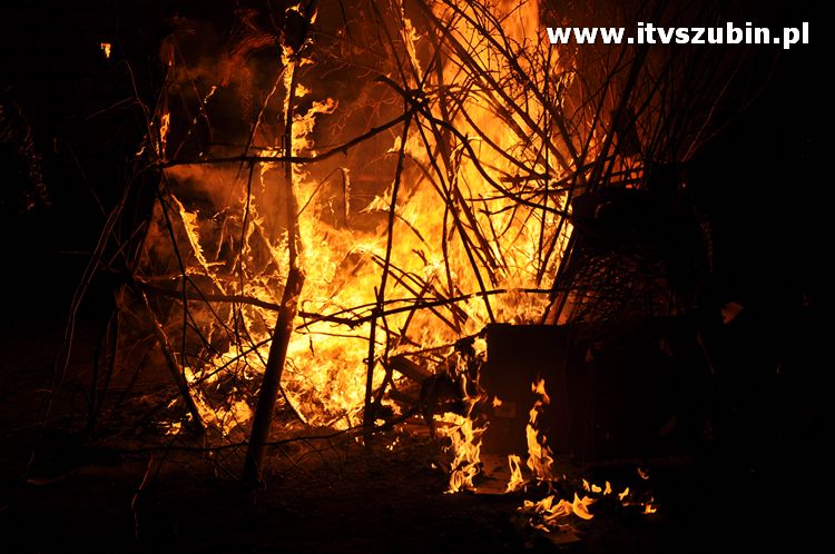 Płonąca fontanna 2 w Korytarzyku - happening Macieja i Tomka