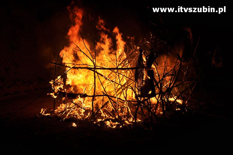 Płonąca fontanna 2 w Korytarzyku - happening Macieja i Tomka