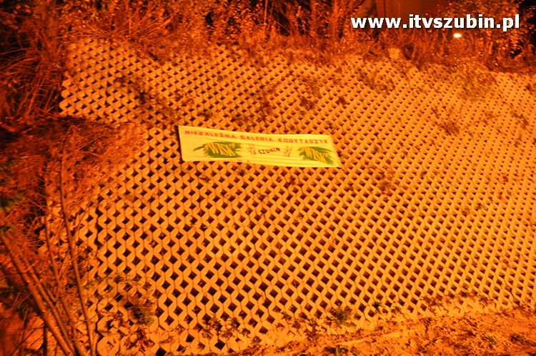 Płonąca fontanna 2 w Korytarzyku - happening Macieja i Tomka