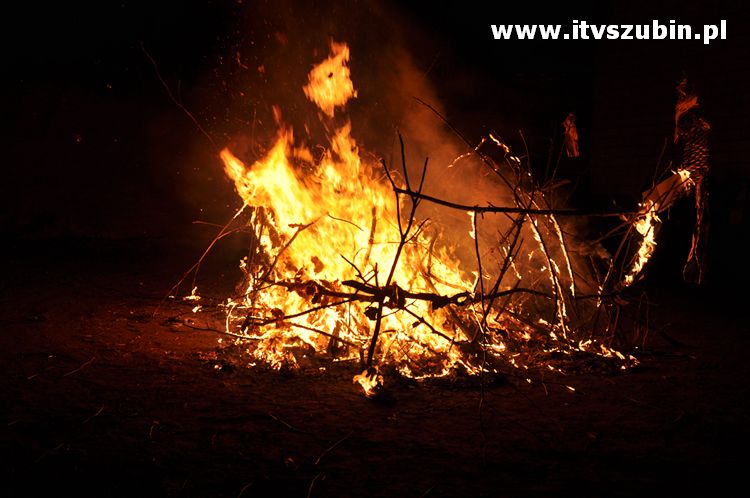 Płonąca fontanna 2 w Korytarzyku - happening Macieja i Tomka