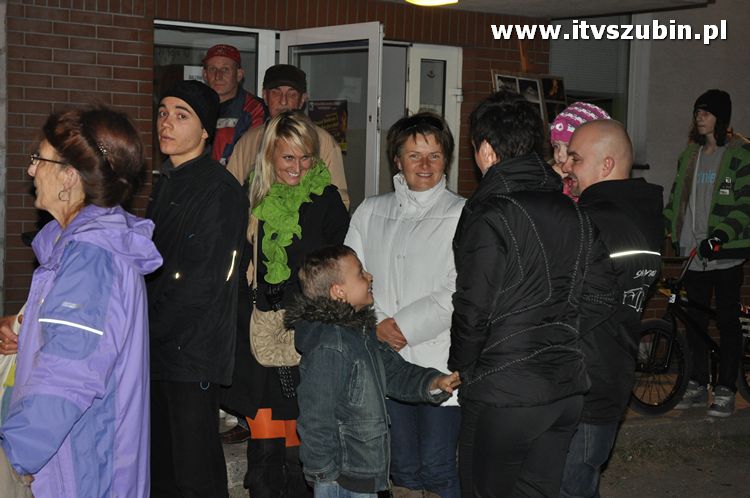 Płonąca fontanna 2 w Korytarzyku - happening Macieja i Tomka