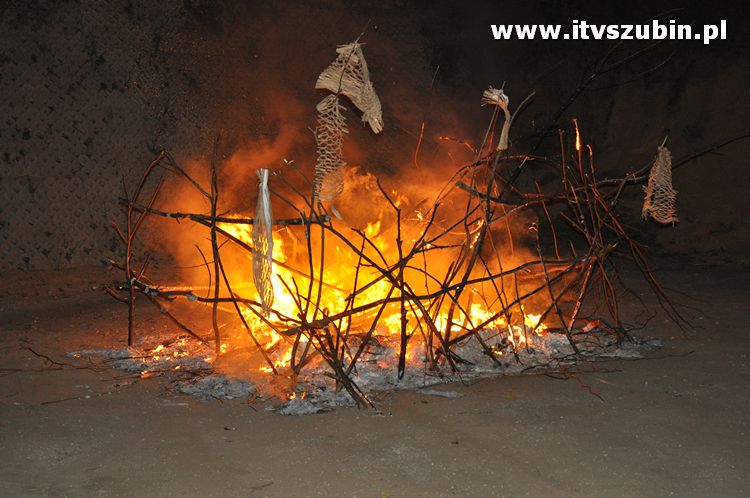 Płonąca fontanna 2 w Korytarzyku - happening Macieja i Tomka