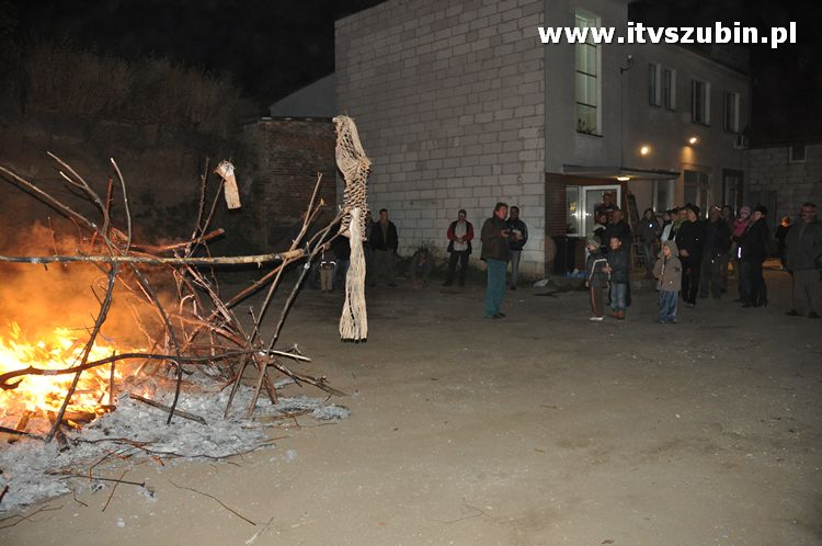 Płonąca fontanna 2 w Korytarzyku - happening Macieja i Tomka