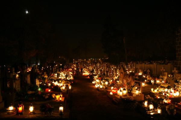 Nocny spacer po cmentarzu w blasku lampionów i księżyca