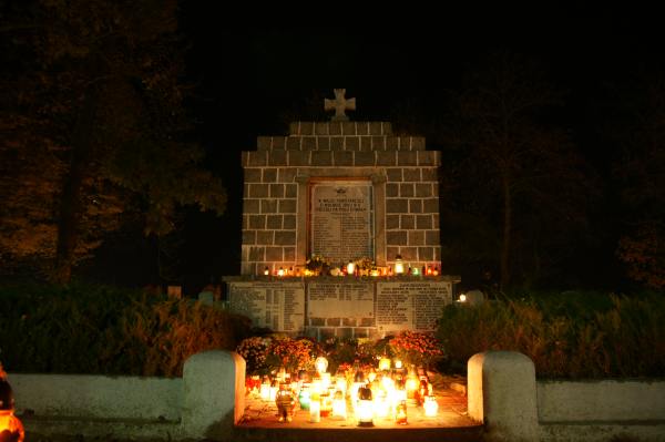 Nocny spacer po cmentarzu w blasku lampionów i księżyca