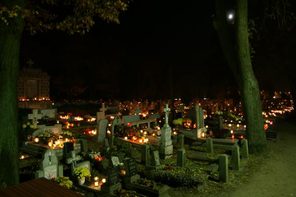 Nocny spacer po cmentarzu w blasku lampionów i księżyca