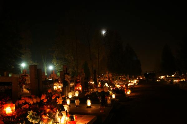 Nocny spacer po cmentarzu w blasku lampionów i księżyca