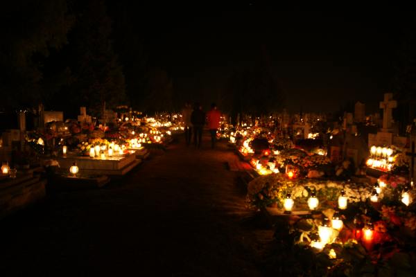 Nocny spacer po cmentarzu w blasku lampionów i księżyca