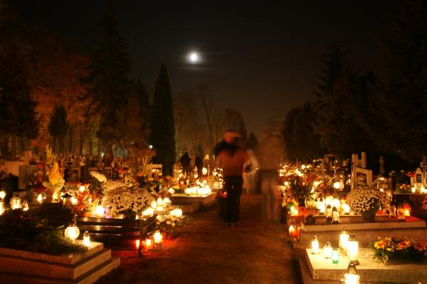Nocny spacer po cmentarzu w blasku lampionów i księżyca
