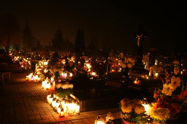 Nocny spacer po cmentarzu w blasku lampionów i księżyca