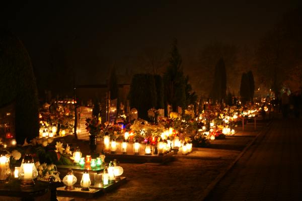 Nocny spacer po cmentarzu w blasku lampionów i księżyca
