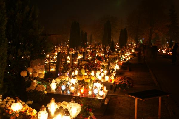 Nocny spacer po cmentarzu w blasku lampionów i księżyca