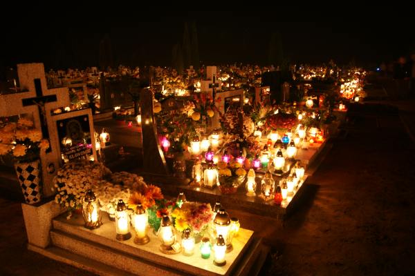 Nocny spacer po cmentarzu w blasku lampionów i księżyca