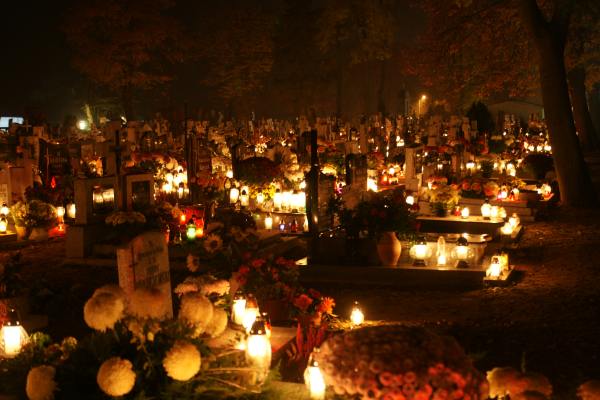 Nocny spacer po cmentarzu w blasku lampionów i księżyca