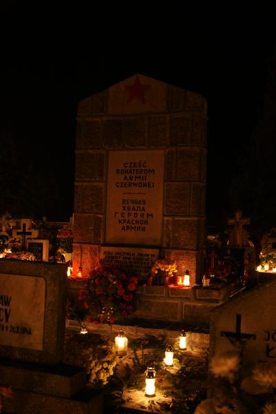 Nocny spacer po cmentarzu w blasku lampionów i księżyca