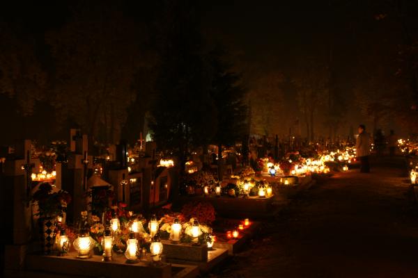 Nocny spacer po cmentarzu w blasku lampionów i księżyca