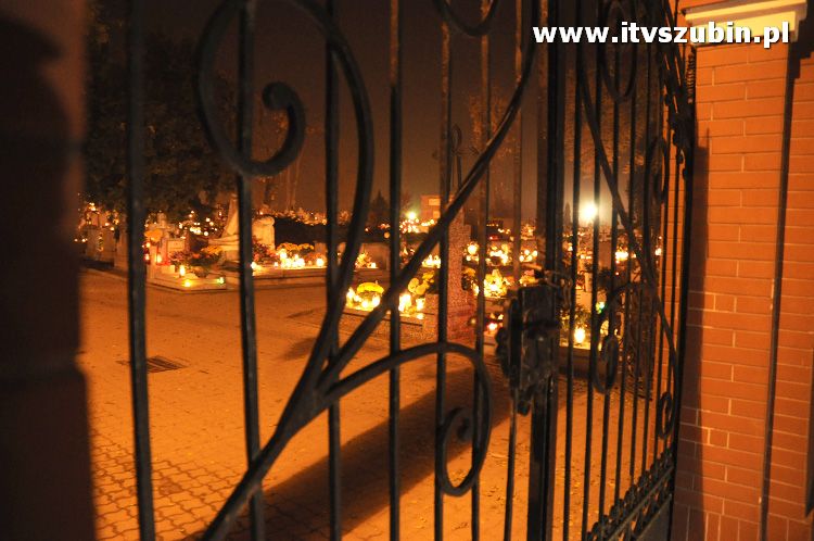 Nocny spacer po cmentarzu w blasku lampionów i księżyca