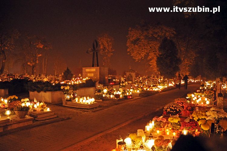 Nocny spacer po cmentarzu w blasku lampionów i księżyca