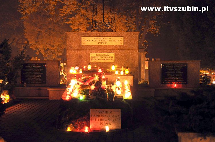 Nocny spacer po cmentarzu w blasku lampionów i księżyca