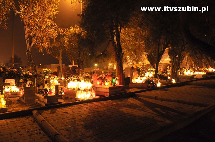 Nocny spacer po cmentarzu w blasku lampionów i księżyca