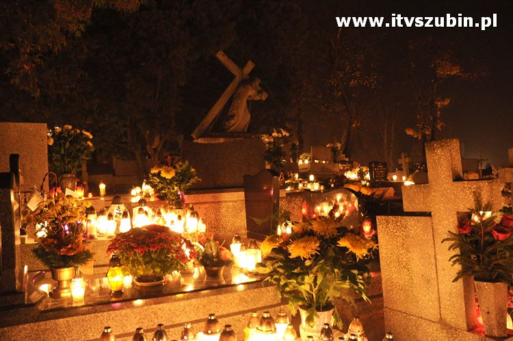 Nocny spacer po cmentarzu w blasku lampionów i księżyca