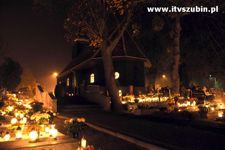 Nocny spacer po cmentarzu w blasku lampionów i księżyca