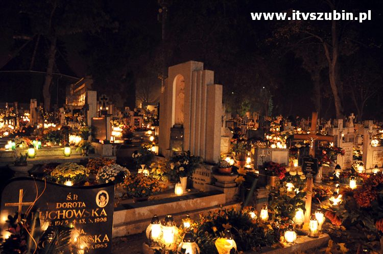 Nocny spacer po cmentarzu w blasku lampionów i księżyca