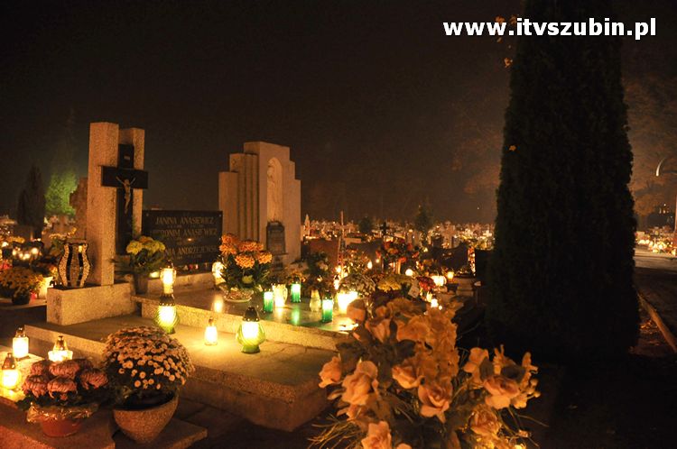 Nocny spacer po cmentarzu w blasku lampionów i księżyca