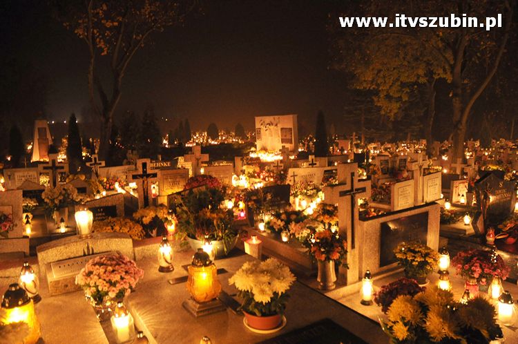 Nocny spacer po cmentarzu w blasku lampionów i księżyca