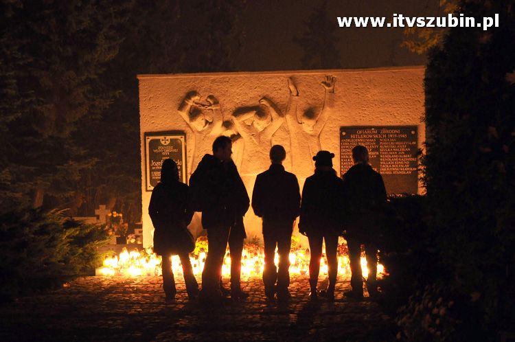 Nocny spacer po cmentarzu w blasku lampionów i księżyca