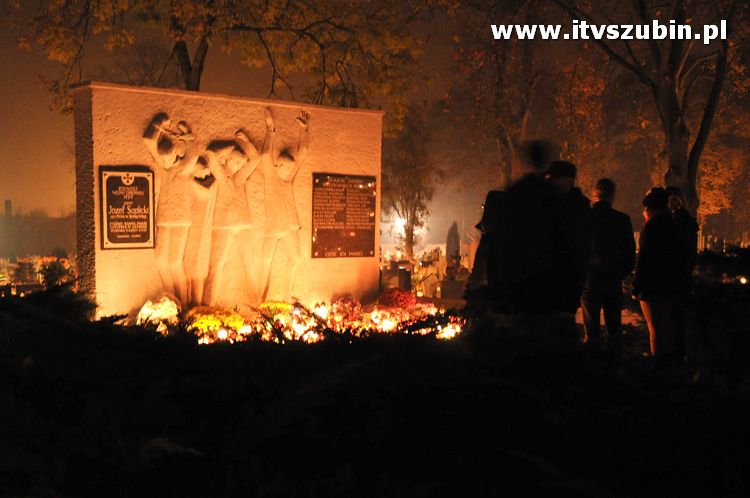 Nocny spacer po cmentarzu w blasku lampionów i księżyca