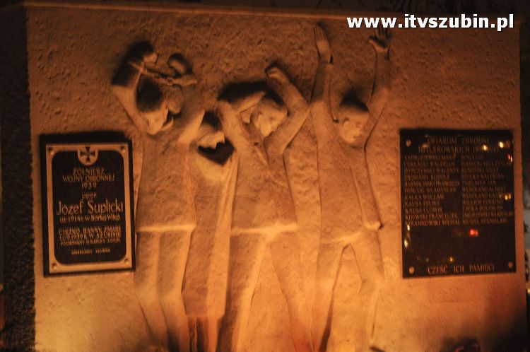 Nocny spacer po cmentarzu w blasku lampionów i księżyca